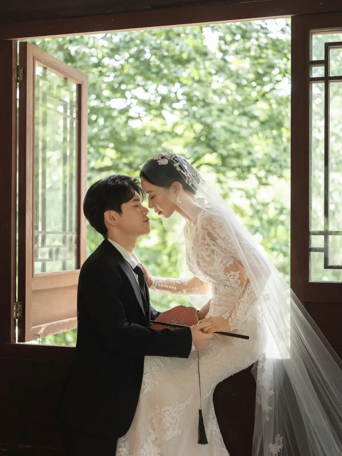 园林窗前的婚纱照